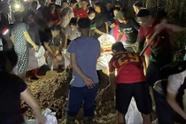 Hàng trăm người xuyên đêm hộ đê ở Bắc Ninh