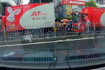 Bắt giữ tài xế đập phá kính xe, tấn công đồng nghiệp ở TPHCM