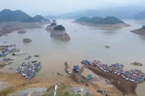 Mực nước tụt 40m, hồ Hòa Bình xuất hiện cảnh chưa từng thấy