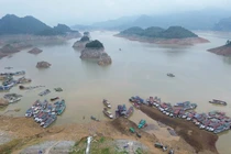 Mực nước tụt 40m, hồ Hòa Bình xuất hiện cảnh chưa từng thấy