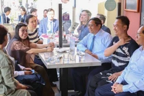 Thủ tướng Phạm Minh Chính thăm gia đình kiều bào tại Pháp