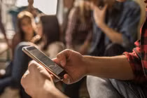 Người EQ thấp hay giữ 5 bí mật trong điện thoại khiến ai sốc