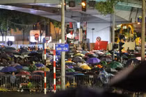 Hàng ngàn người dân chờ xem tổng duyệt diễu binh dù mưa lớn