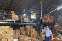 Đột kích kho hàng lậu 34.000 sản phẩm có dấu hiệu thối rữa