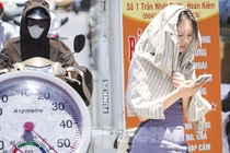 Hà Nội đỉnh điểm nắng nóng, mặt đường hơn 50 độ C