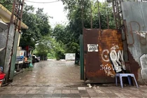 Cận cảnh bãi đỗ xe 10 năm quây rào khiến công viên Thống Nhất nhếch nhác