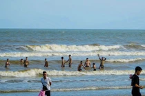 Ngư dân Thanh Hóa lo 'chạy' bão, du khách vẫn tắm biển 