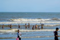 Ngư dân Thanh Hóa lo 'chạy' bão, du khách vẫn tắm biển 