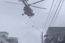 Trực thăng tiếp tế lương thực cho người dân bị cô lập ở Đắk Lắk