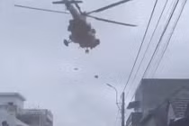 Trực thăng tiếp tế lương thực cho người dân bị cô lập ở Đắk Lắk