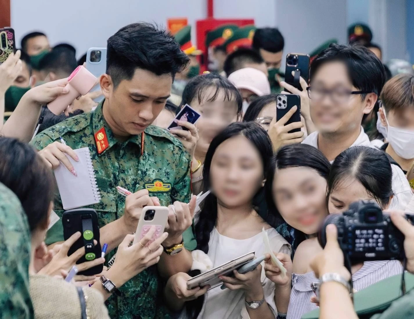 Hàng trăm người vây quanh "nam thần quân đội" Lê Hoàng Hiệp