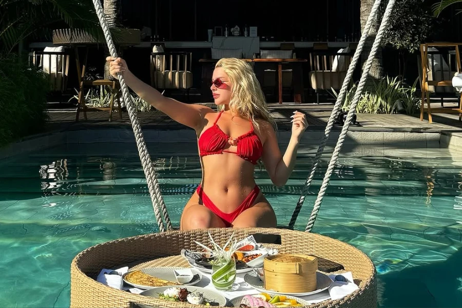 "Mỹ nhân sân cỏ" khoe sắc dưới nắng khiến fan "ngộp thở"