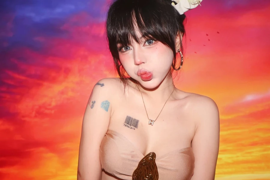 Loạt hot girl gia nhập trend check-in biển tại gia