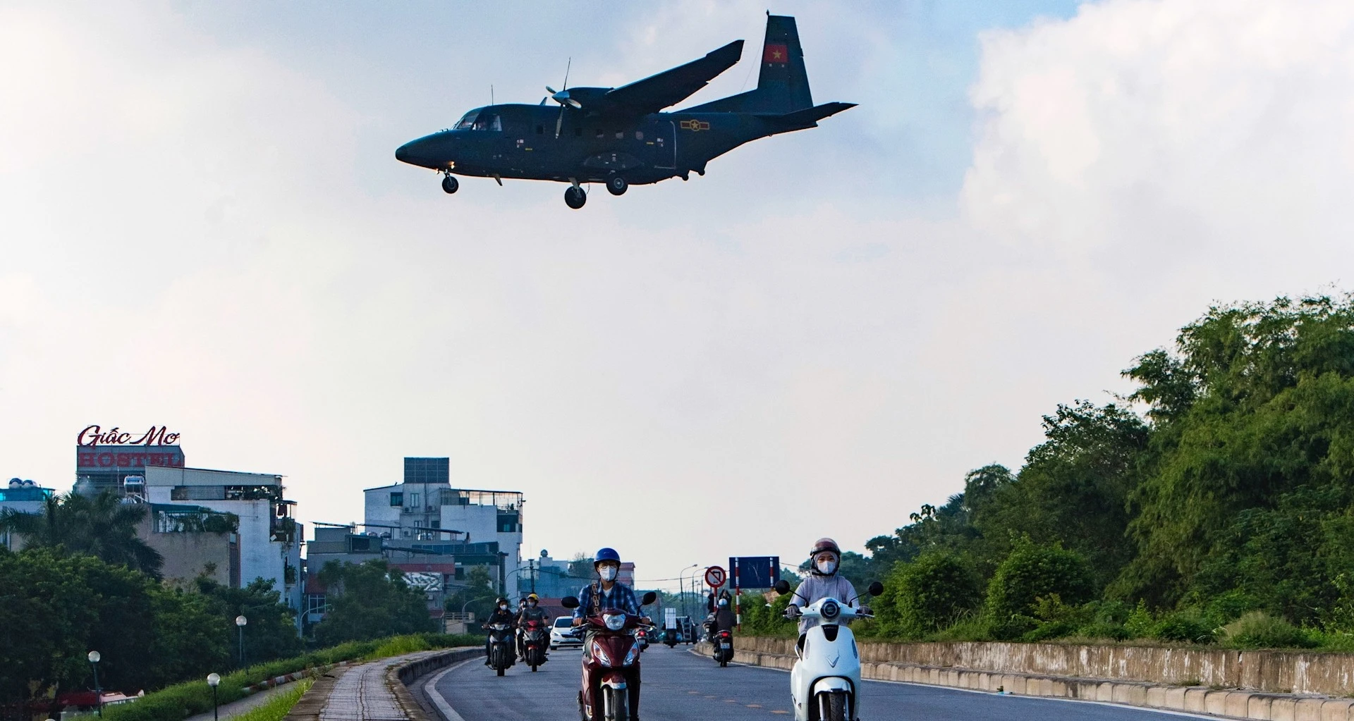Xem phi đội máy bay vận tải Casa luyện tập trên bầu trời Hà Nội