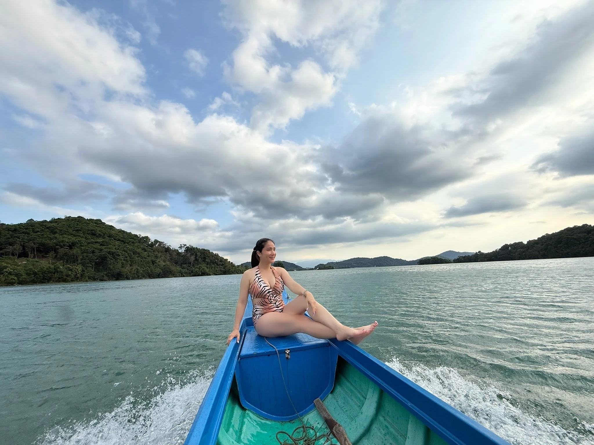 MC Cát Tường diện bikini đi bắt hến khiến netizen "ná thở"