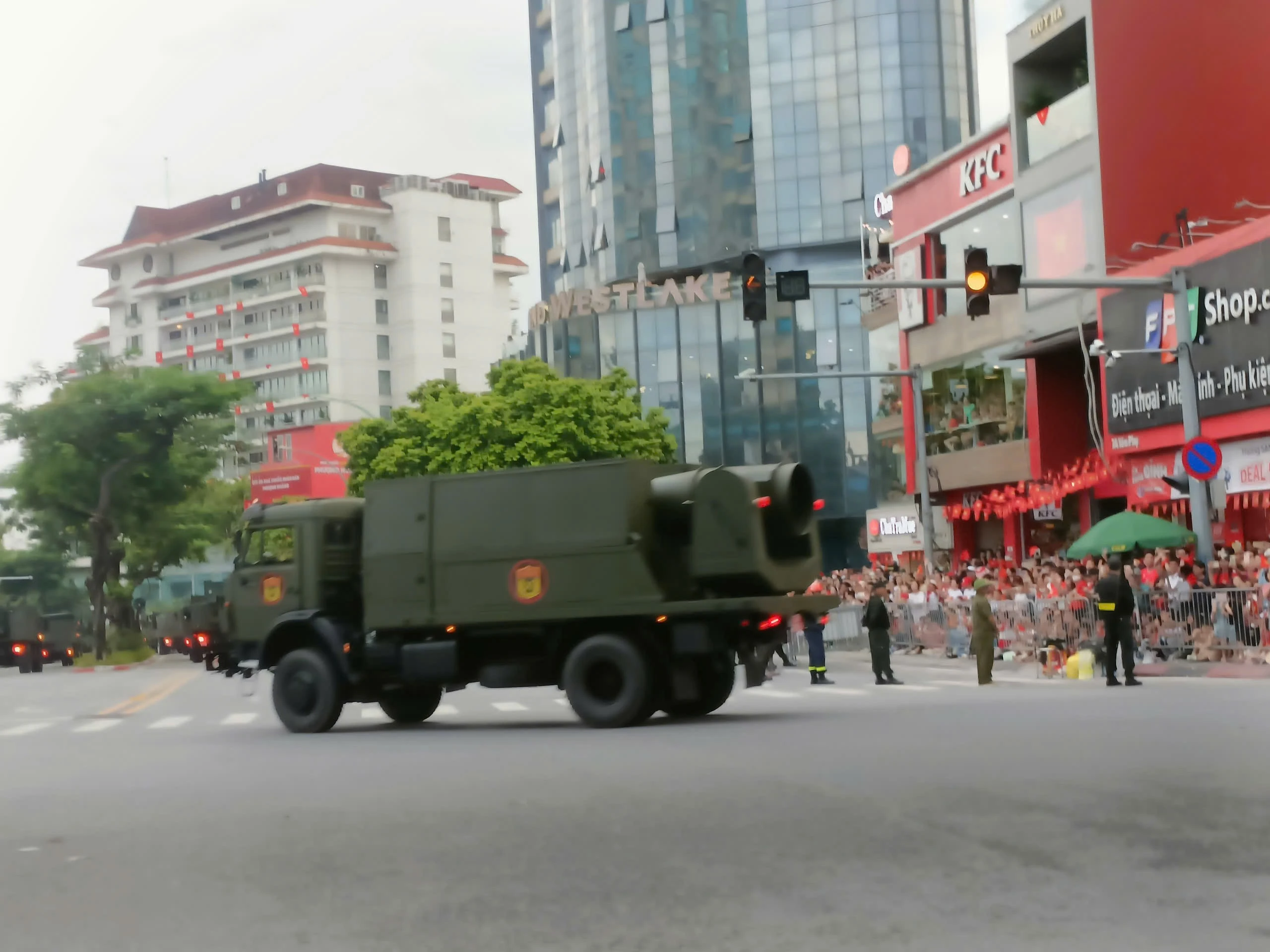 Đội hình xe pháo quân sự tiến vào trung tâm trước giờ sơ duyệt diễu binh A80