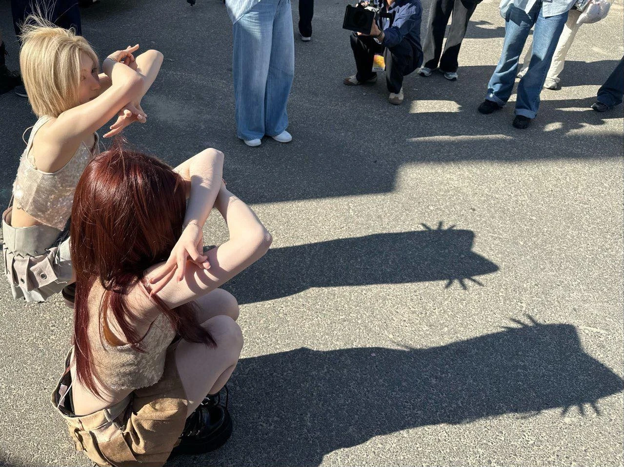 Giới trẻ "lọt hố" trend chụp ảnh bóng đen con mèo