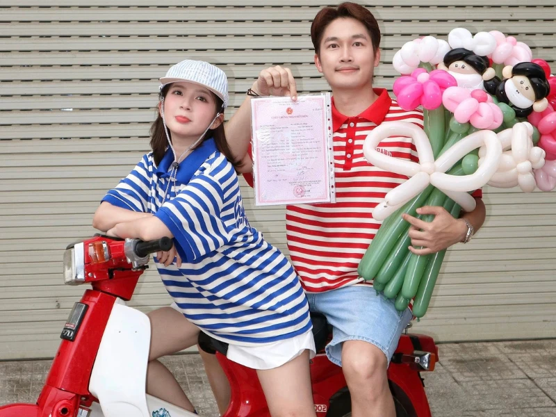 Đình Tú và Ngọc Huyền bất ngờ công khai giấy đăng ký kết hôn