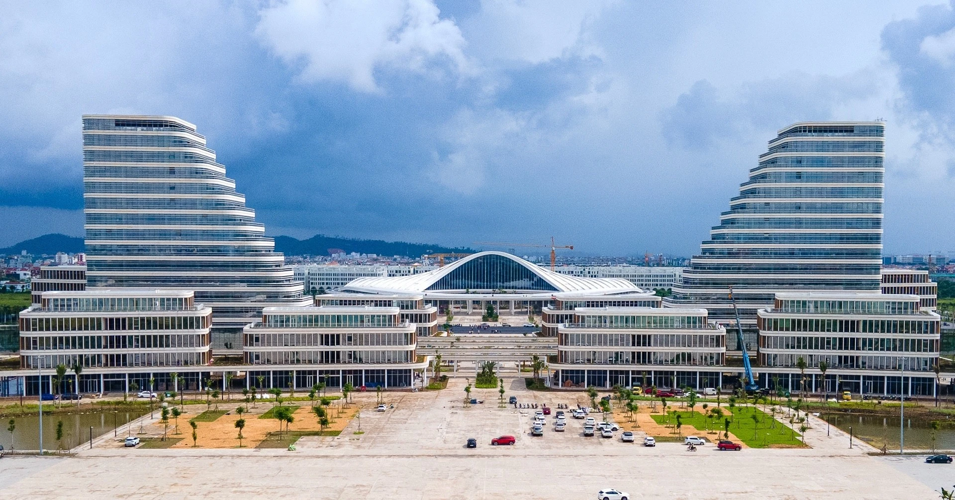 Trụ sở hành chính Hải Phòng ngày đầu đón cán bộ, người dân