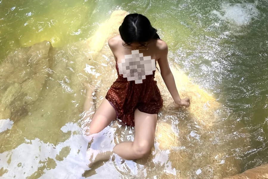 Danh tính “gái xinh tắm suối” với trang phục gây tranh cãi