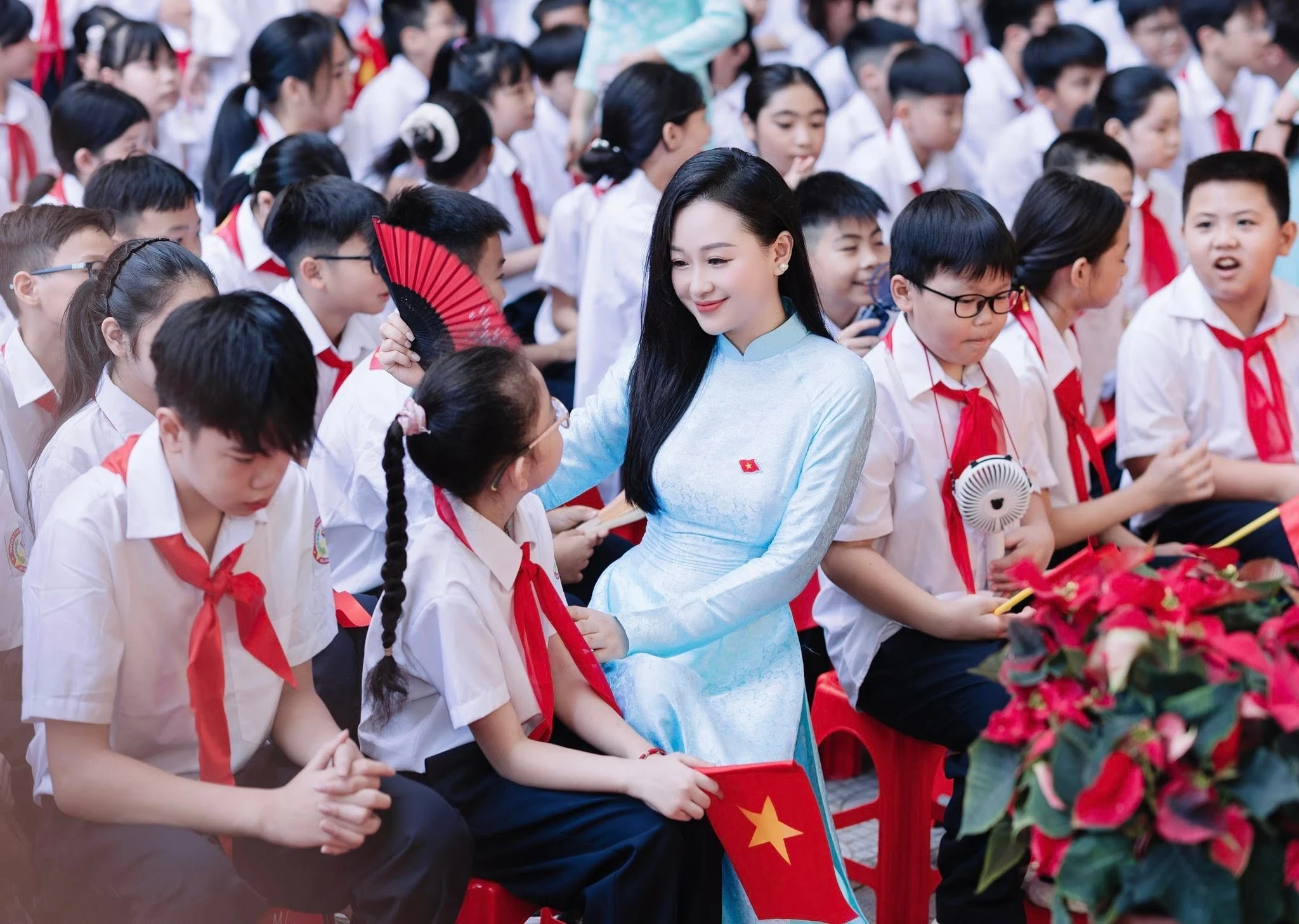 Cô giáo Hà thành xinh đẹp gây thương nhớ trong ngày khai giảng