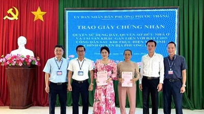 TPHCM: Phường Phước Thắng trao sổ hồng đầu tiên sau vận hành chính quyền địa phương 2 cấp