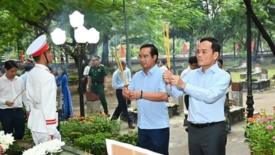 Bí thư Thành ủy TPHCM Trần Lưu Quang dâng hương tưởng niệm Anh hùng liệt sĩ tại Côn Đảo