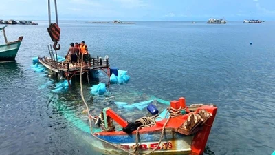 Cà Mau: Kịp thời cứu hộ 2 tàu cá chìm do sóng lớn, ngư dân an toàn