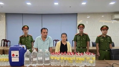 Giấm pha axit: Lợi nhuận khủng, người tiêu dùng gánh hậu họa