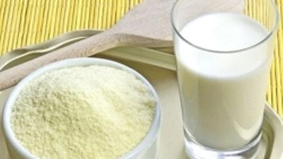 Sữa tươi hay sữa bột pha nước: Người tiêu dùng đang bị “đánh đố”?