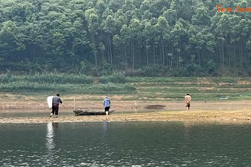Video: Nhịp sống bình yên trên hồ Thác Bà