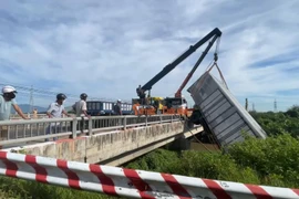 Mất lái, xe tải chở bưu phẩm lao vào dải phân cách trên Quốc lộ 28