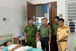 Không chấp hành hiệu lệnh, người đi xe máy tông vào CSGT Lâm Đồng