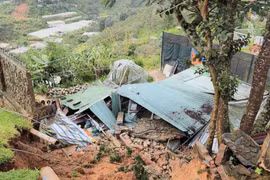 Bờ taluy cao 5m đổ sập trong mưa, nhà dân bị vùi lấp ở Lâm Đồng
