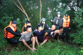 Tạm giữ 6 đối tượng khai thác cát trái phép trên sông Đồng Nai