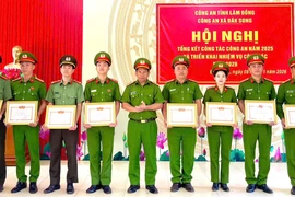 Thừa ủy quyền của Giám đốc Công an tỉnh, Thượng tá Y Bhim Kêñ trao danh hiệu chiến sĩ thi đua cơ sở năm 2025 cho các cá nhân.