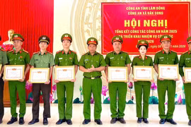 Thừa ủy quyền của Giám đốc Công an tỉnh, Thượng tá Y Bhim Kêñ trao danh hiệu chiến sĩ thi đua cơ sở năm 2025 cho các cá nhân.