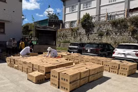 Lực lượng chức năng đang kiểm tra hơn 1.000 gói cà phê bột thành phẩm, không có hóa đơn, không chứng từ hợp pháp.