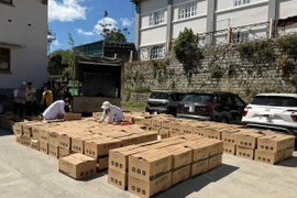 Lực lượng chức năng đang kiểm tra hơn 1.000 gói cà phê bột thành phẩm, không có hóa đơn, không chứng từ hợp pháp.