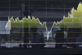 Nhà đầu tư 'nín thở' chờ các quyết định quan trọng