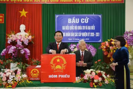 Đồng chí Hồ Văn Mười – Ủy viên Ban Chấp hành Trung ương Đảng, Phó Bí thư Tỉnh ủy, Chủ tịch UBND tỉnh, Phó Chủ tịch Ủy ban Bầu cử tỉnh bỏ phiếu tại khu vực bỏ phiếu số 19 (thôn Nghĩa Thị, xã Đơn Dương).