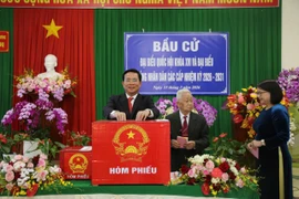 Đồng chí Hồ Văn Mười – Ủy viên Ban Chấp hành Trung ương Đảng, Phó Bí thư Tỉnh ủy, Chủ tịch UBND tỉnh, Phó Chủ tịch Ủy ban Bầu cử tỉnh bỏ phiếu tại khu vực bỏ phiếu số 19 (thôn Nghĩa Thị, xã Đơn Dương).