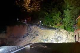 Đèo Mimosa đứt gãy, 12 người được di dời khẩn cấp khỏi vùng nguy hiểm