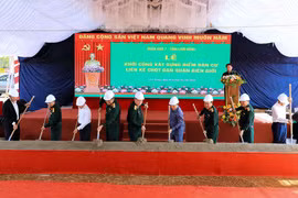 Các đại biểu thực hiện nghi thức lễ khởi công dự án xây dựng điểm dân cư liền kề chốt dân quân biên giới tại xã Quảng Trực.