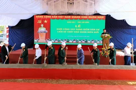 Các đại biểu thực hiện nghi thức lễ khởi công dự án xây dựng điểm dân cư liền kề chốt dân quân biên giới tại xã Quảng Trực.