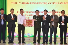 Thiếu tướng Trương Minh Đương, Ủy viên Ban Thường vụ Tỉnh ủy, Giám đốc Công an tỉnh Lâm Đồng tặng quà Tết tại xã Hòa Bắc.