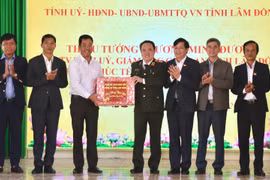 Thiếu tướng Trương Minh Đương, Ủy viên Ban Thường vụ Tỉnh ủy, Giám đốc Công an tỉnh Lâm Đồng tặng quà Tết tại xã Hòa Bắc.