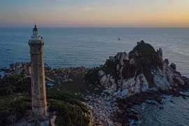 Hải đăng Kê Gà được xây năm 1897, hoàn thành năm 1899, vận hành từ đầu năm 1900.