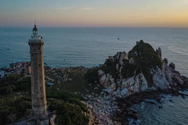 Hải đăng Kê Gà được xây năm 1897, hoàn thành năm 1899, vận hành từ đầu năm 1900.