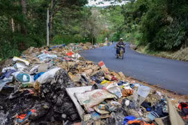 Một khúc cua trên đèo D’ran xuất hiện nhiều rác thải sinh hoạt sau mưa lũ.